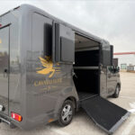 Renault Master especializado, carrozado por AKX (Stephex Group), para transporte de caballos con el logo de cavalli luxe. Foto tomada desde la parte posterior
