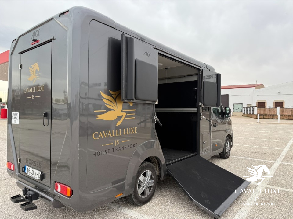 Renault Master especializado, carrozado por AKX (Stephex Group), para transporte de caballos con el logo de cavalli luxe. Foto tomada desde la parte posterior