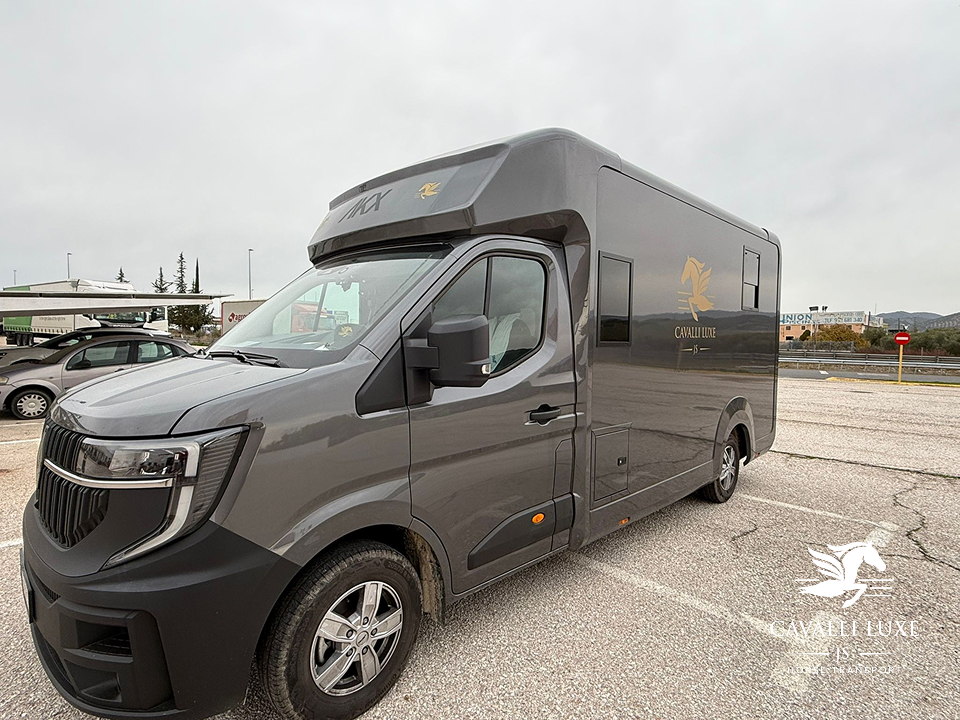 Renault Master especializado, carrozado por AKX (Stephex Group), para transporte de caballos con el logo de cavalli luxe. Foto tomada desde la parte frontal