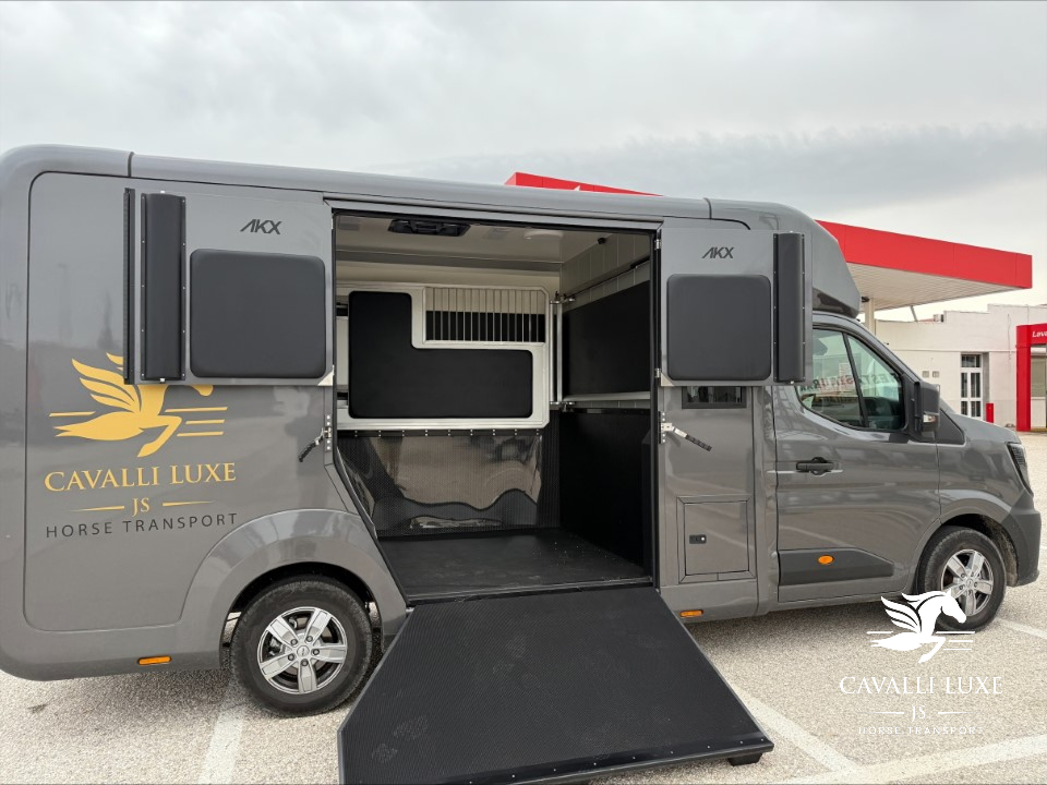 Renault Master especializado, carrozado por AKX (Stephex Group), para transporte de caballos con el logo de cavalli luxe. Foto tomada desde la parte lateral